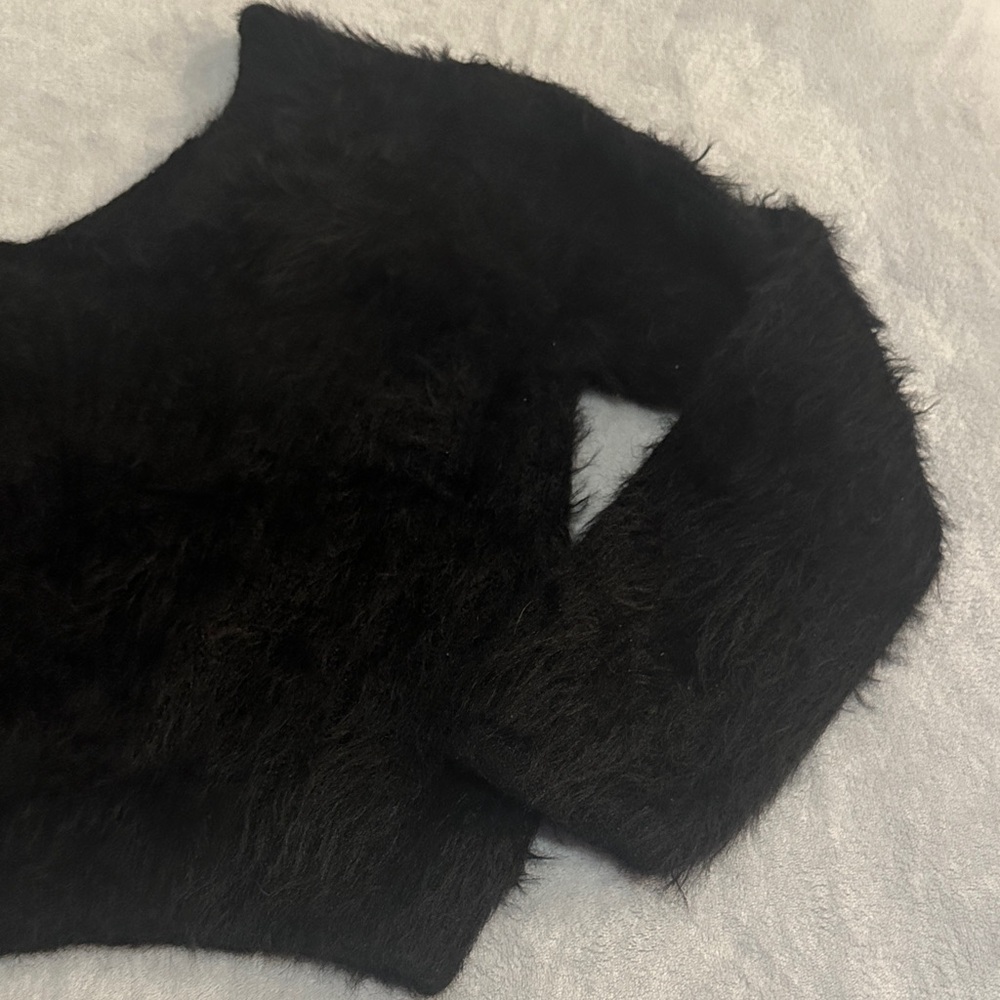 PrettyLittleThing Cropped Fuzzy Sweater - Picture 3 of 4